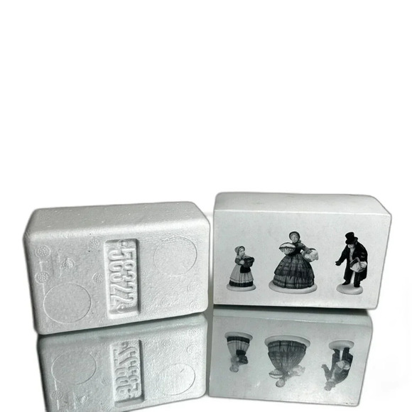 Dept 56 - The Spirit of Giving - Set of 3 - 58322 The Heritage Collection - Picture 3 of 10